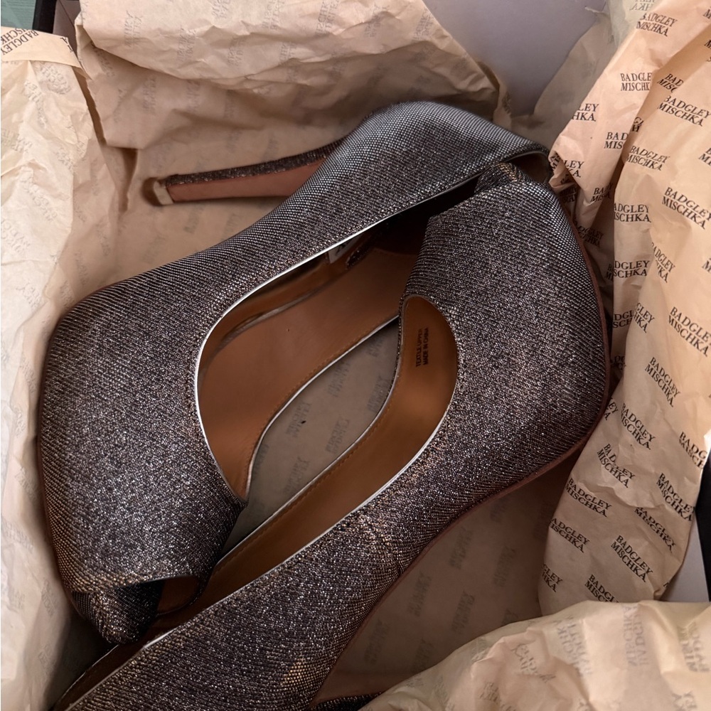 Badgley Mischka Pewter Gold Peep-Toe Heels